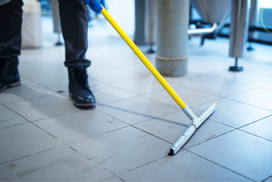 spezielle reinigungsleistung gebaedereinigung Fußboden wischen und abziehen bei der Gebäudereinigung